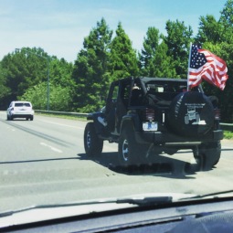 Ze houden van hun vlag de #amerikanen #patriotic #jeep